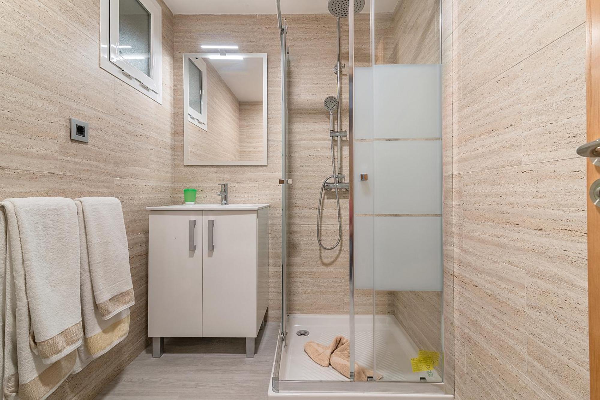 Apartamento con balcón y vistas a la piscina